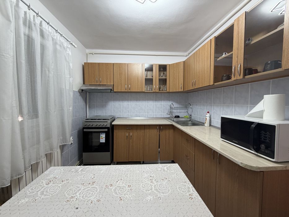 Inchiriez apartament in Sebes