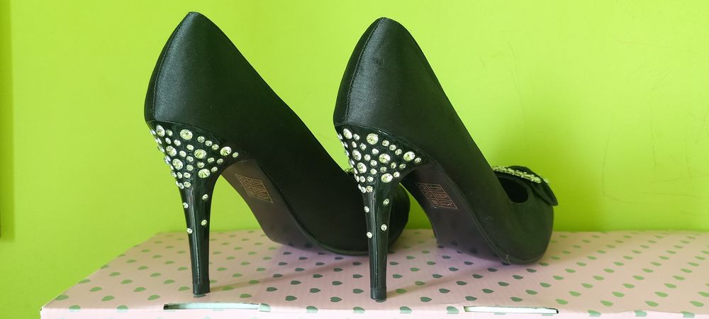 Нови официални обувки с висок ток