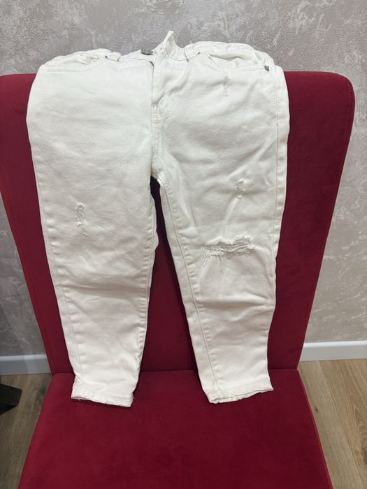 Продам белые джинсы на девочку Zara