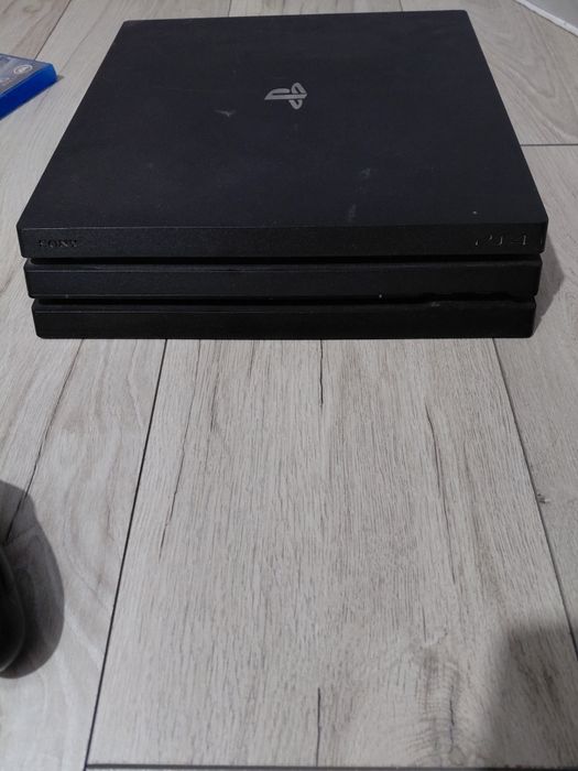 Ps4 pro (folosit) doua manete și 7 jocuri (900 de lei)