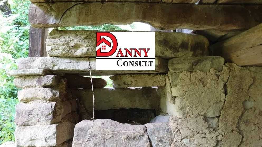 Стара къща с двор в с. Врабците