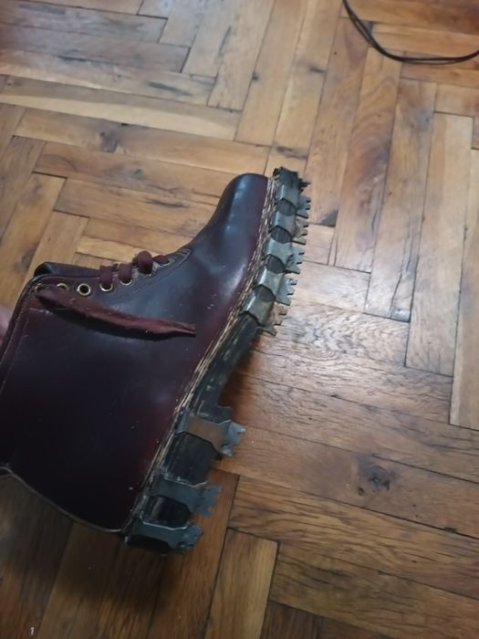 Стари обувки с цинтове шипове