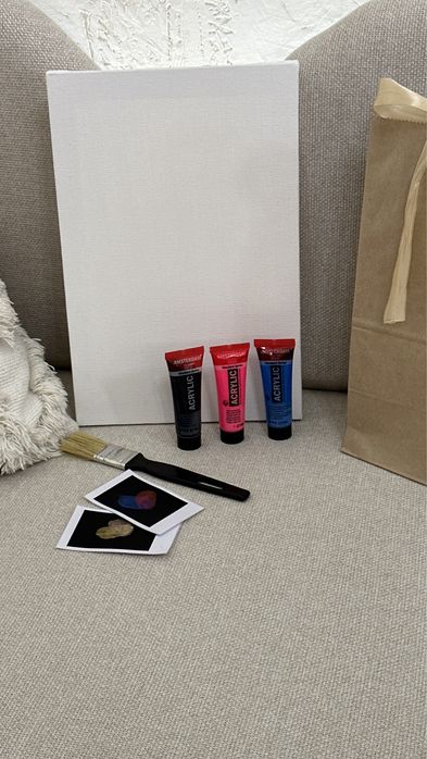 Отпечаток рук на холсте