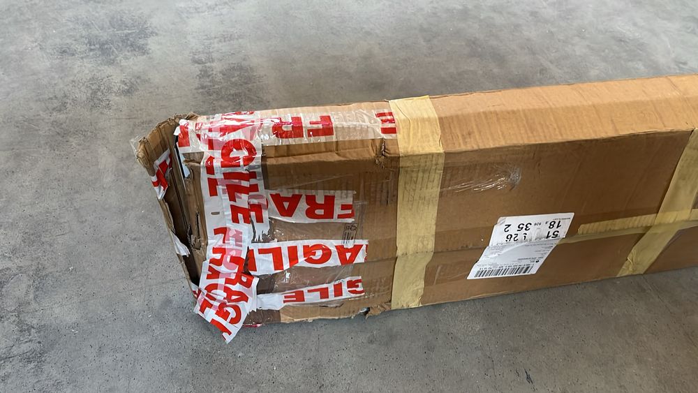 Comodă TV albă 120x30x38 cm, 5 nișe și ușă, NOUĂ, cutie lovită