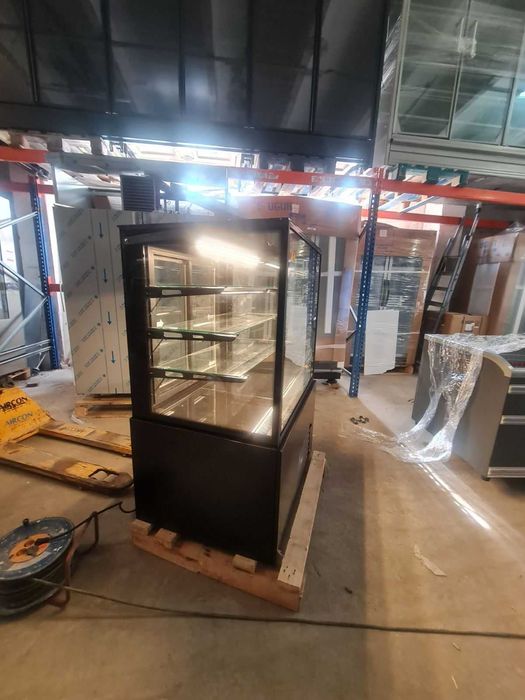 Сладкарска хладилна витрина CARINA