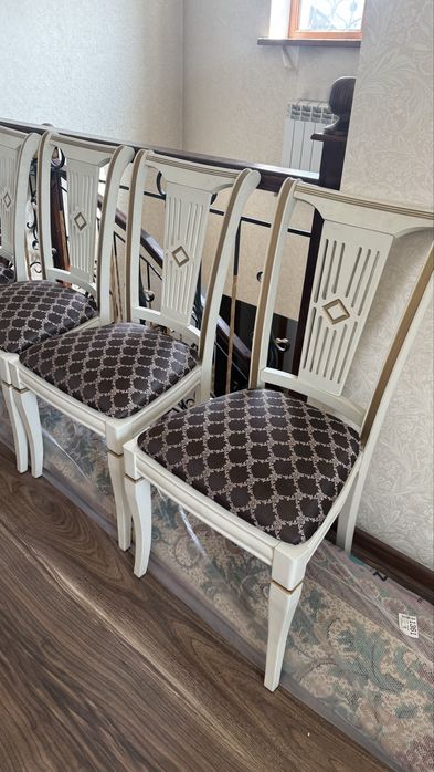 Стол со стульями