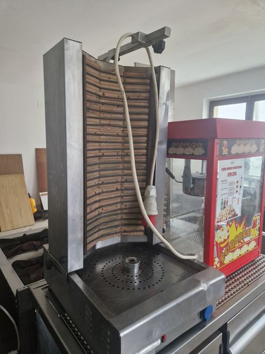 Friteuza inox, chiuveta, robot legume, vitrina calda