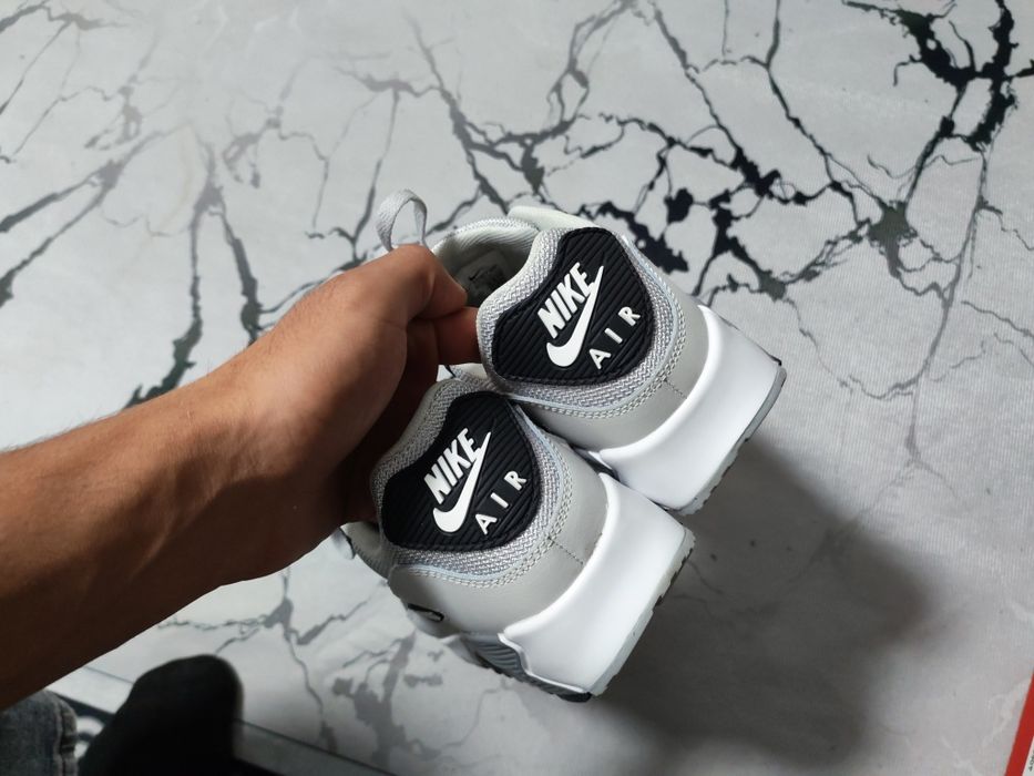 Продам кроссовки Nike Air Max 90.