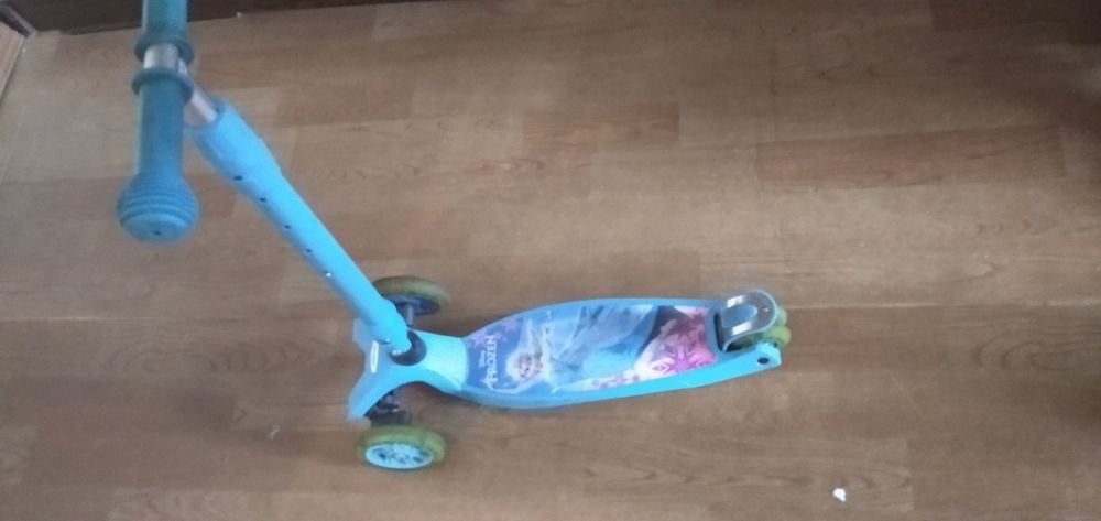 Самокат трехколесный