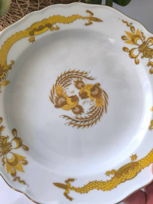 Meissen - 1924-34год чиния
"Жълт дракон“, Майсен, Германия
Чиния в отлично състояние -18 см.
За колекционери 
Цена 125 евро/250 лв/