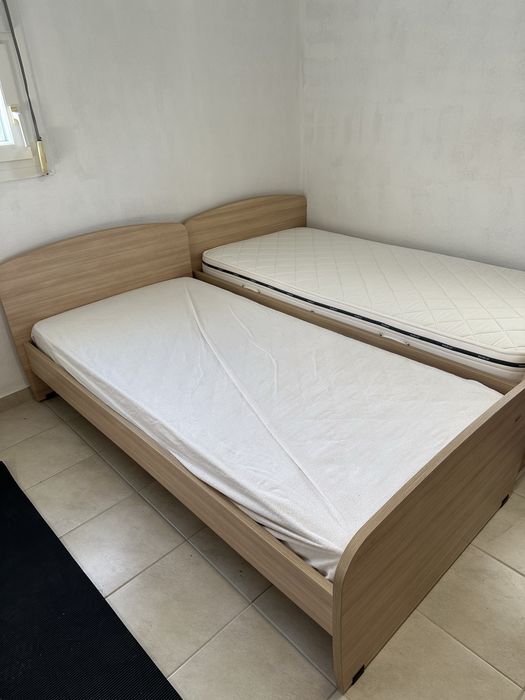 Две единични легла