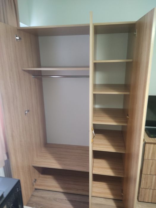 Трикрилен гардероб