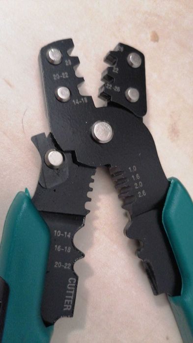 Clește multifuncțional 4-în-1