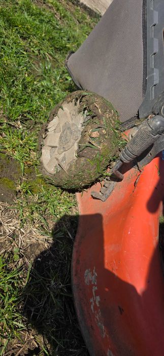 Masina de tuns iarba pe benzina