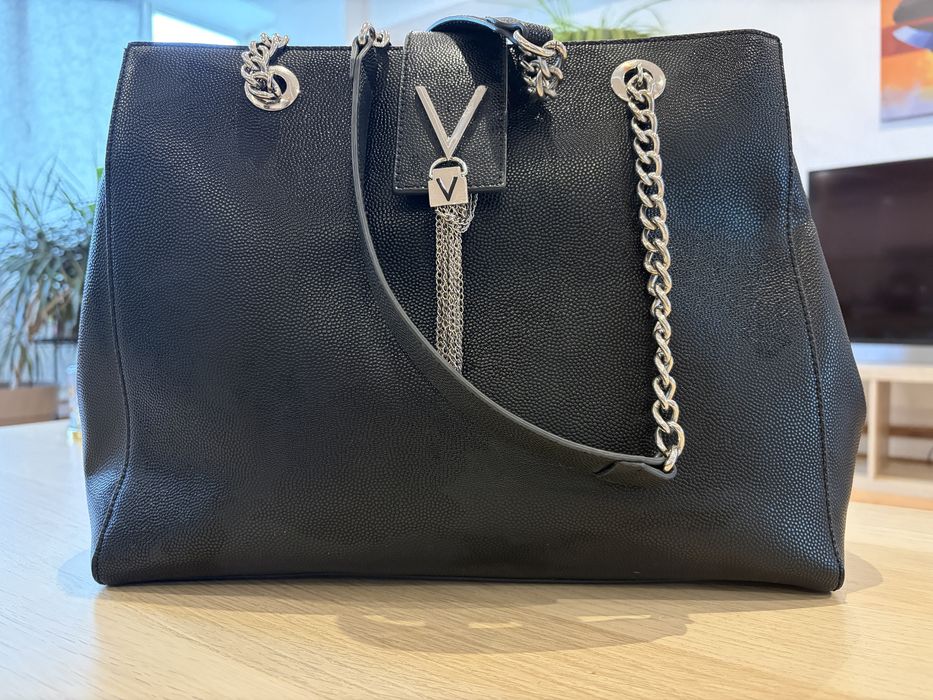 Poseta Valentino, Neagra