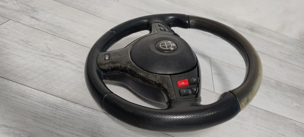 М волан с карбонови детайли