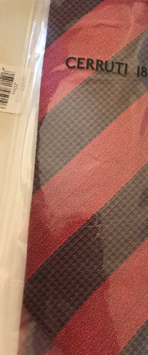 Продавам чисто нова копринена, италианска вратовръзка марка " Cerruti"