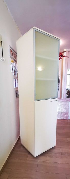 Кухненски шкаф със стъклена врата