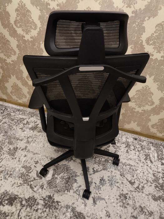Офисное кресло AUG — до 130 кг, эргономичное, отличное состояние
