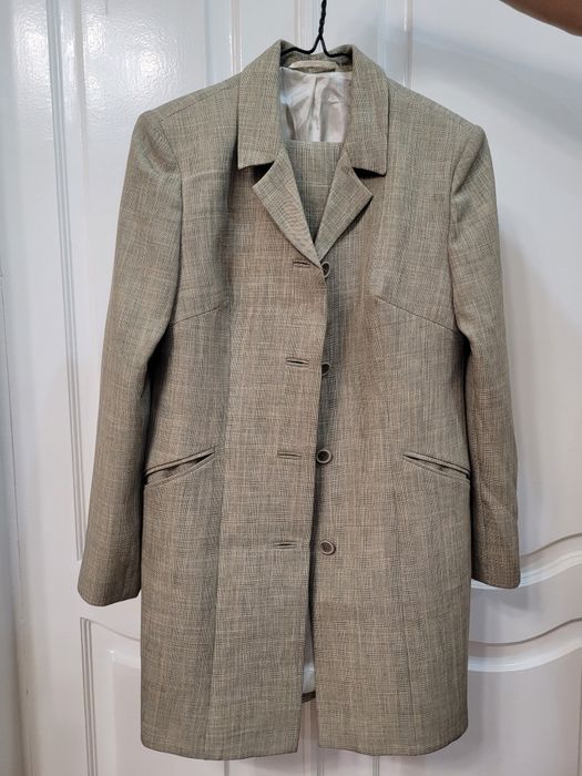 Серый пиджак и юбка