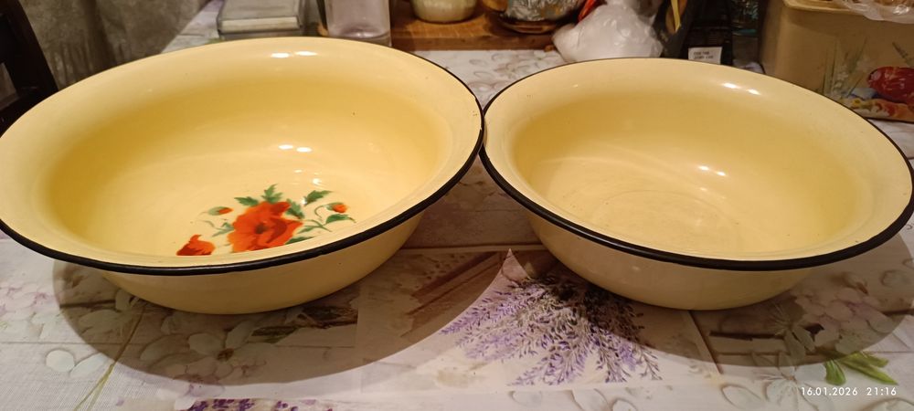 Эмалированные чашки.