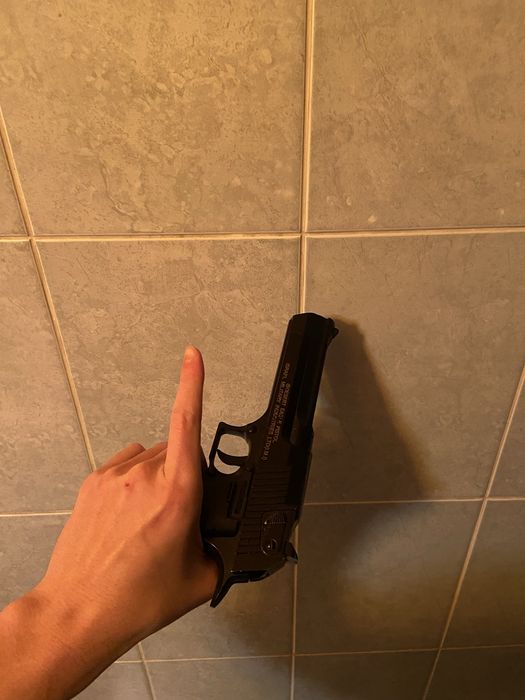 Игрушечный пистолет