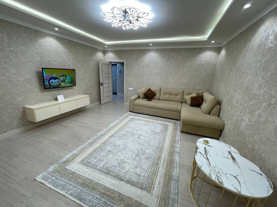 3-комнатная квартира в центре города, Гостиница России, Ойбек