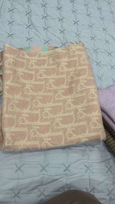 Продам шапки разные новые