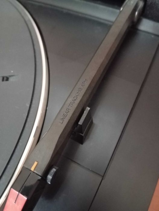 Винтажный тангенциальный проигрыватель винила SANSUI.