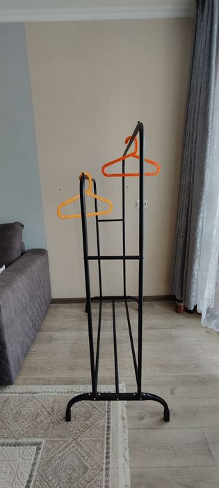 Продам вешалку напольную.