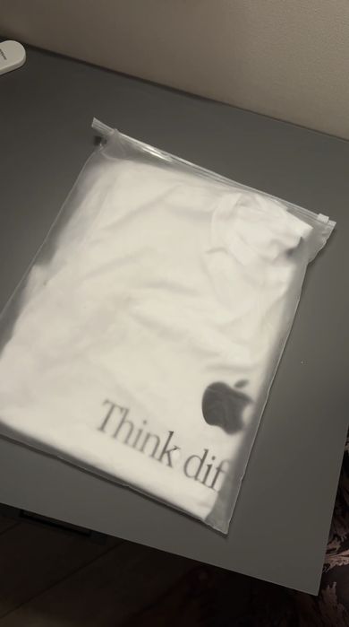Трендовая футболка Apple, think different