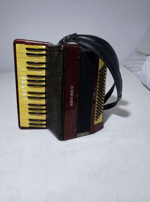 Vând acordeon Hohner 80 de basi
