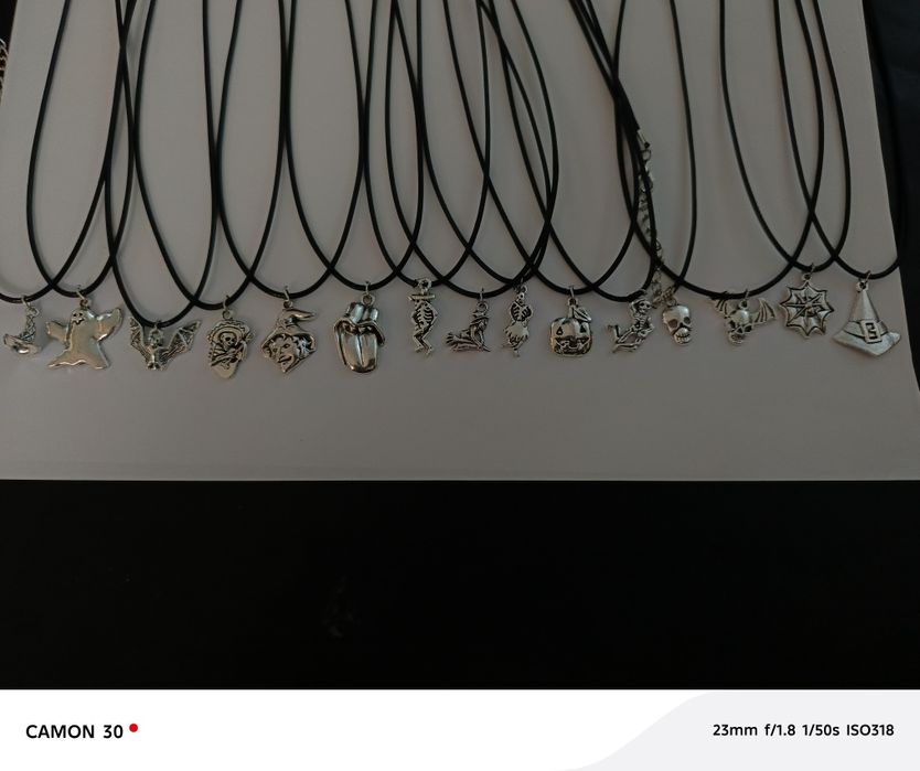 Подвеска, и серьги.