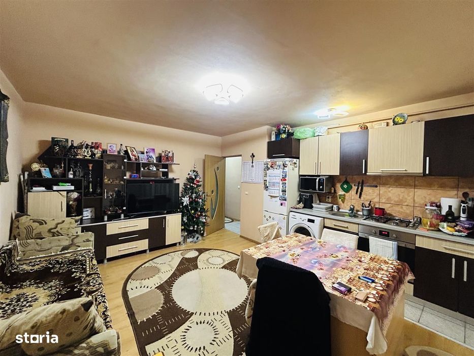 Apartament la vila, cu 3 camere si balcon, etaj 1, zona buna