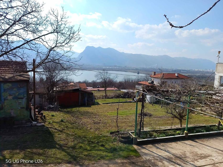 Продавам вила с два парцела