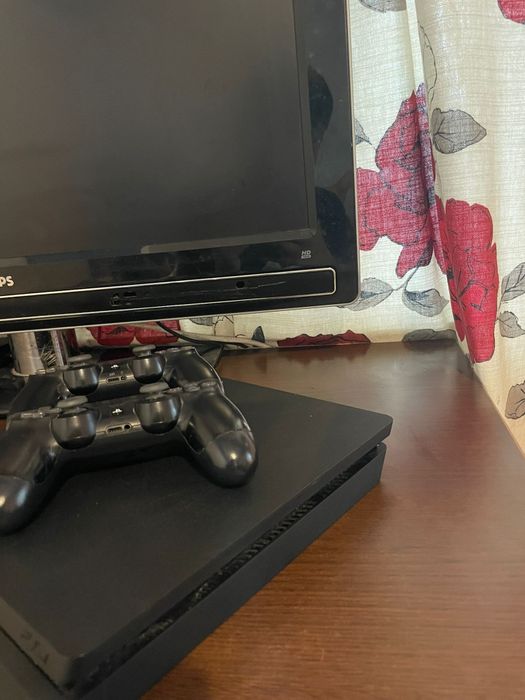 Ps4 slim 860gb 2 manete și un joc la alegere