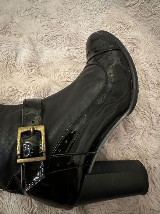 Cizme lungi nr 37, negre de piele cu ornamente de piele lacuita neagra