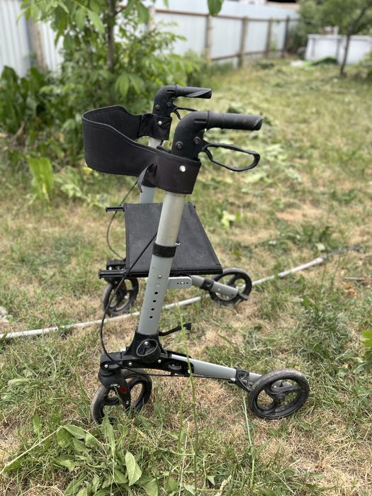 Продам взрослые ходунки на колесах