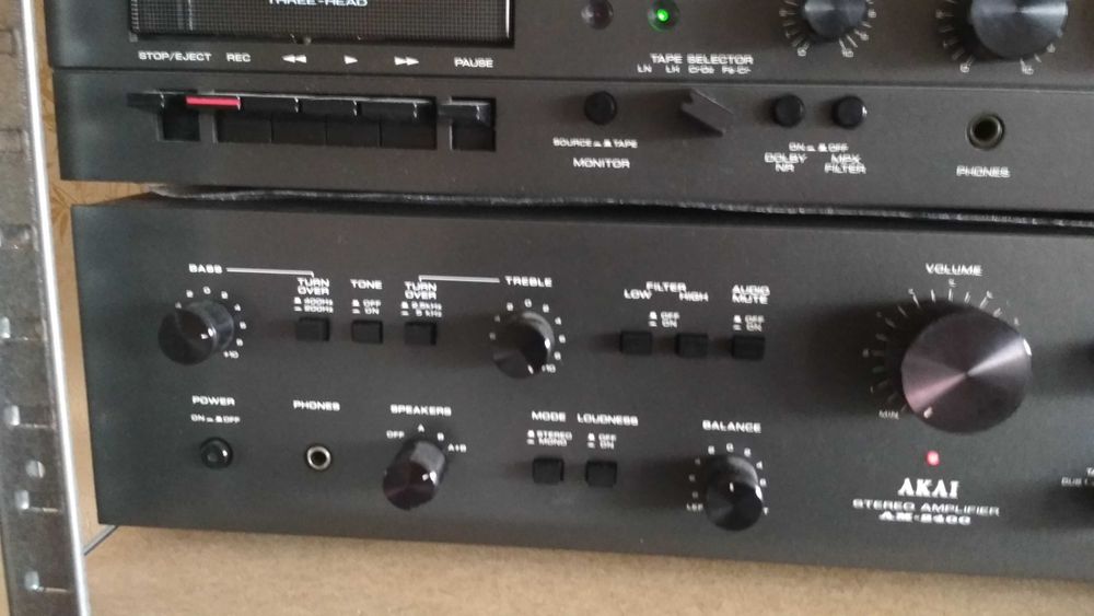 Музикална уредба Akai - усилвател, тунер и триглав дек
