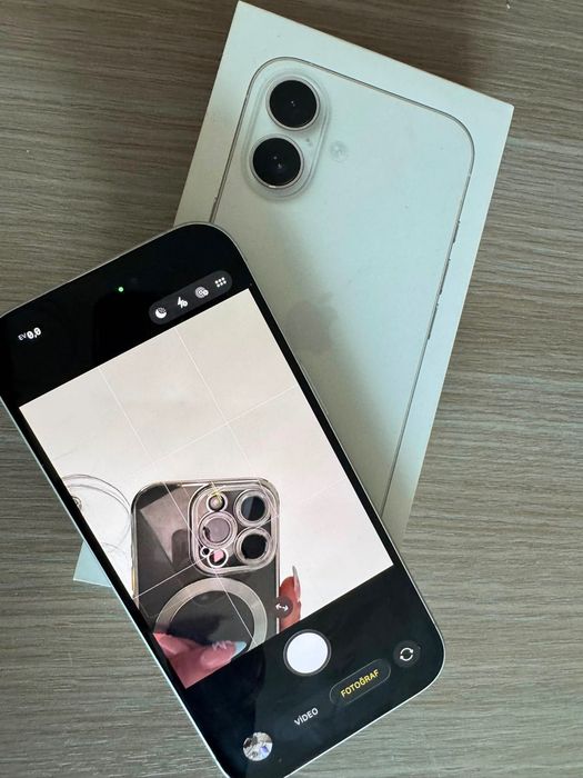 Продавам Iphone 16 128 GB Бял