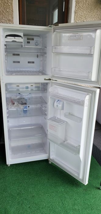 Хладилник с горен фризер Самсунг