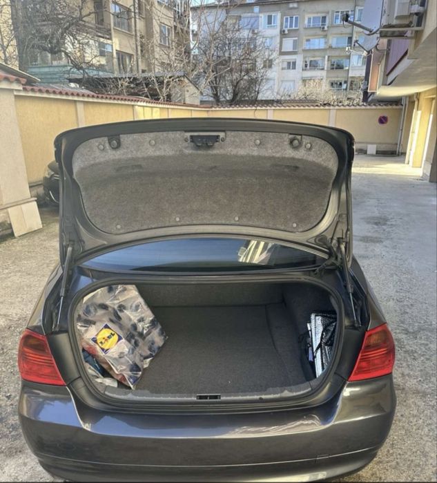 Автомобил BMW 330