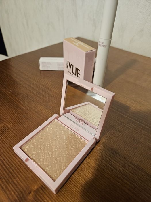 Сет KAYLIE COSMETICS Спирала и хайлайтър