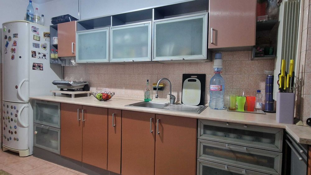 Vand mobila de bucatarie si aparate electrocanice incorporate