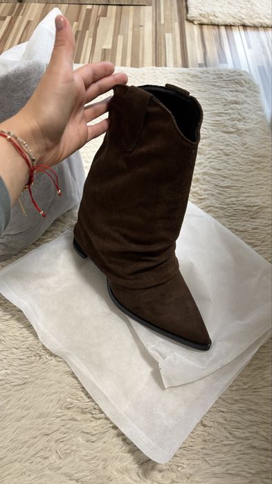 Велур- боти на ток