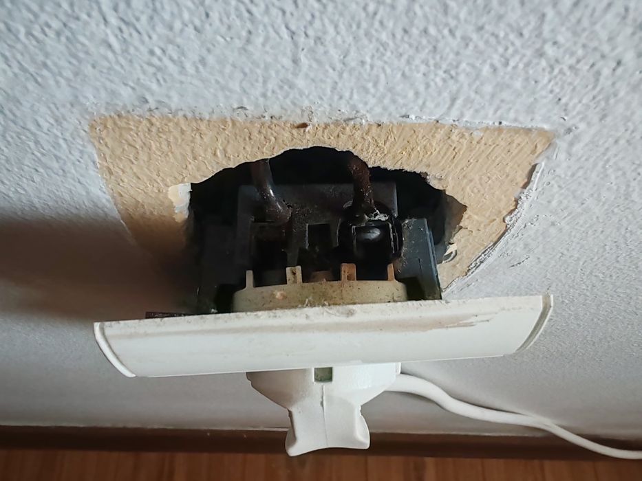 Mici reparații electrice: montaj prize, întrerupătoare, lustre, tablouri