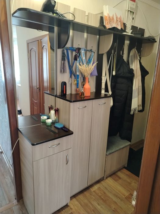 Продам стол и прихожую