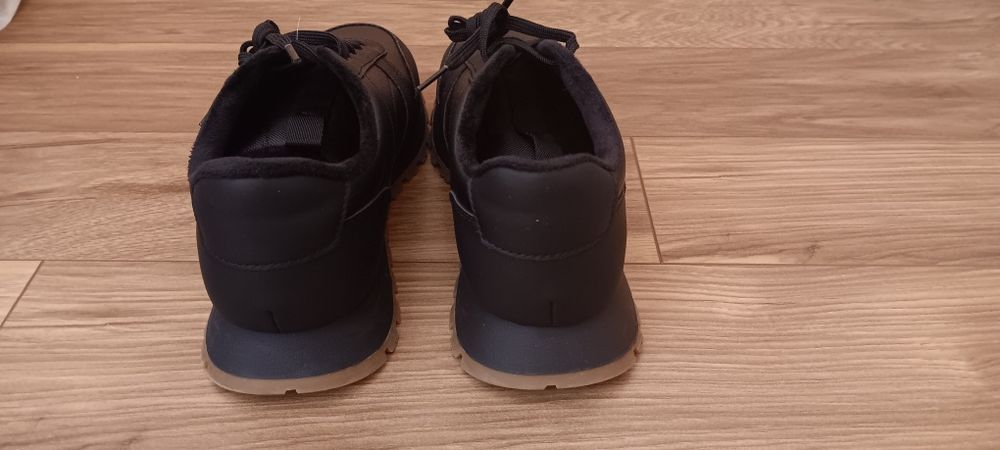 Продавам кожени маратонки на фирмата Зара