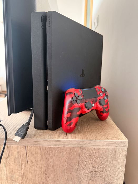 PlayStation 4 Slim отлично състояние с 10+ включени игри