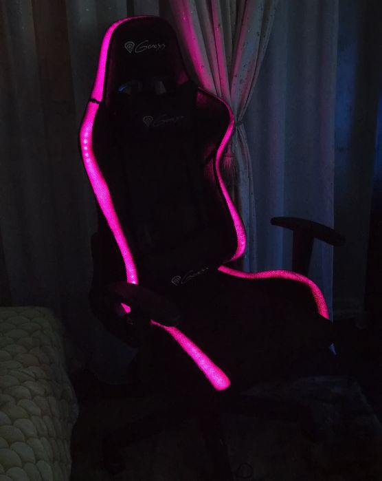 Scaun Gaming GENESIS Trit 600 / Lumini RGB / Negru / Preț fix !